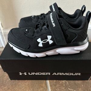 Toddler Boys under armour sneakers sz 11k